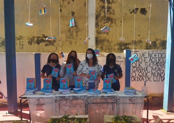 Alunos da E.E. Prof. Francisco de Paula Rebelo Horta, em Piumhi, produziram textos que resultaram no livro. Foto: Arquivo da Escola